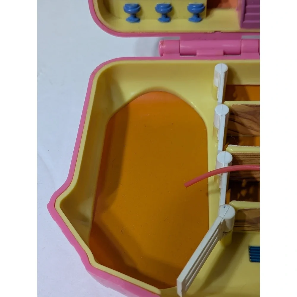 Polly Pocket  HAPPY TRAILS Club Horse Stable 1994 Vintage Compact Only